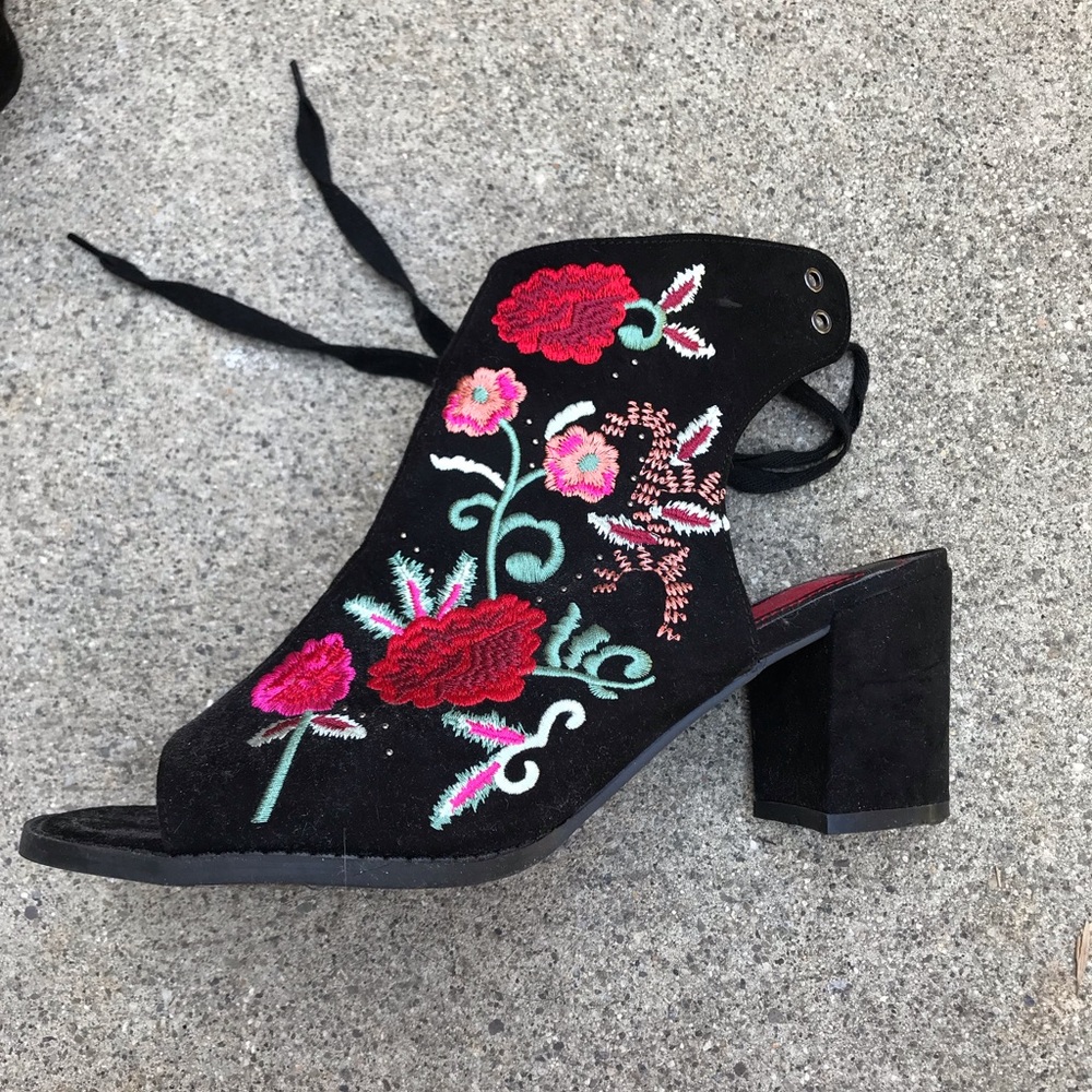 Embroidered spring heels 🌸